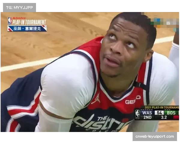 -威少踩爆场边啤酒杯名场面,赛后无奈擦拭半身酒渍- -威少踩爆场边啤酒杯名场面,赛后无奈擦拭半身酒渍-